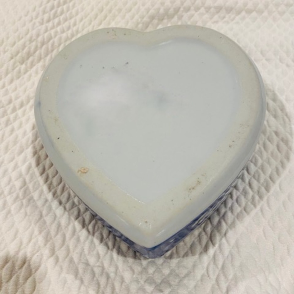 D4-Blue & White Chinoiserie Heart Lidded Box - Picture 5 of 8